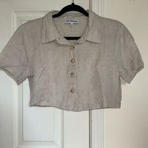 NWOT En Saison Beige Cropped Button Up Top